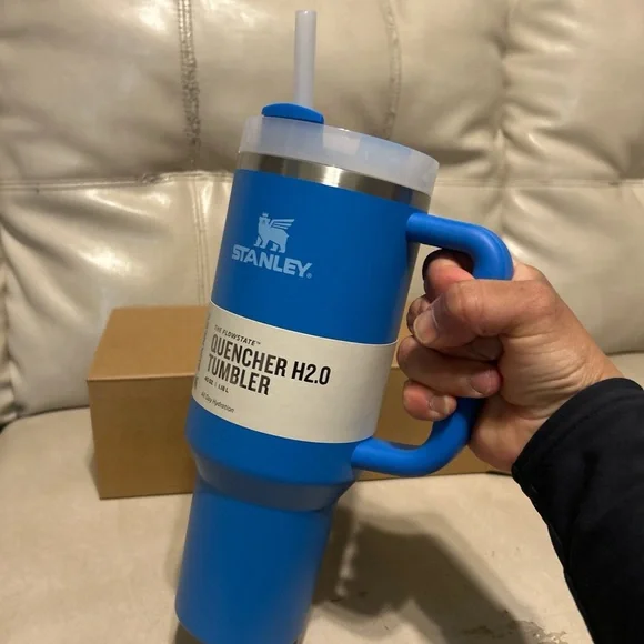 Stanley Blue Quencher H2.0 Tumbler with Handle - Picture 4 of 5
